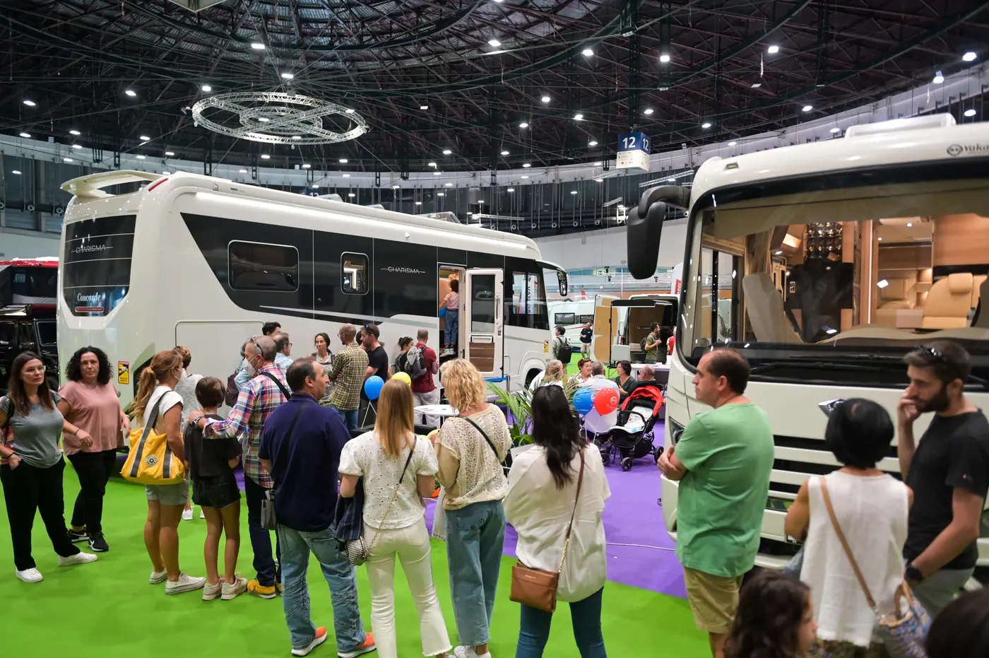 Pasillo de MECC con visitantes entrando en las autocaravanas expuestas